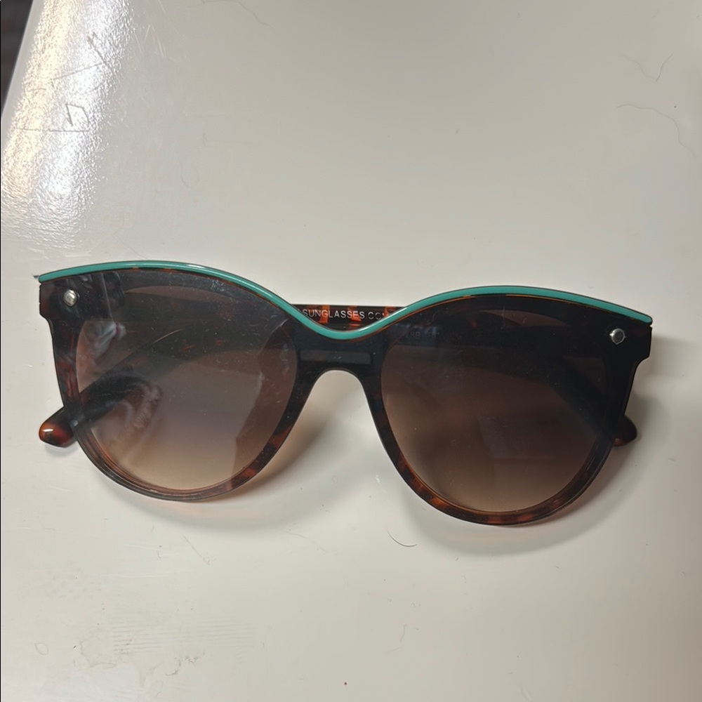 Stylish Tortoise Shell Sunglasses